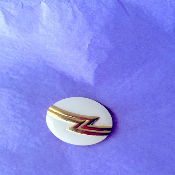 MONET VINTAGE PIN / BROOCH. COLOR:  WHITE And GOLD. Safety Clasp on Back.l - Picture 4 of 4